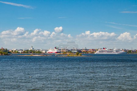 Téléchargez les photos : Helsinki, Finlande - 12 juin 2022 : Vue panoramique d'Helsinki depuis la mer et la forteresse de Suomenlinna. - en image libre de droit