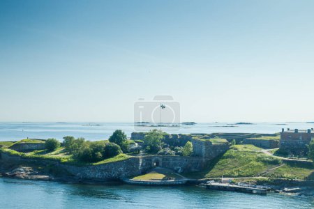 Fortaleza de Suomenlinna cerca de Helsinki, Finlandia. Vista desde el mar.