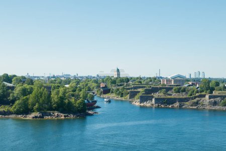 Fortaleza de Suomenlinna cerca de Helsinki, Finlandia. Vista desde el mar.