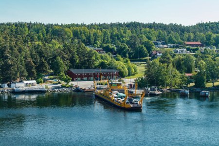 Foto de Vaxholm, Suecia - 13 de junio de 2023: ferry amarillo con coches en el archipiélago de Estocolmo. - Imagen libre de derechos