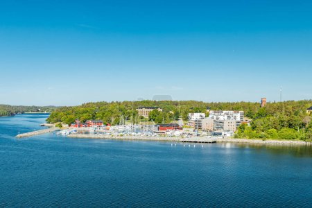 Blick auf Vaxholm in den Stockholmer Schären in der Ostsee. Sommermorgen.