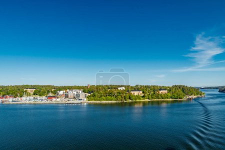 Blick auf Vaxholm in den Stockholmer Schären in der Ostsee. Sommermorgen.