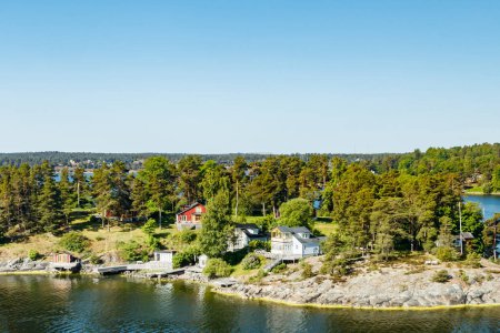 Blick auf die Stockholmer Schären in der Ostsee. Sommermorgen.