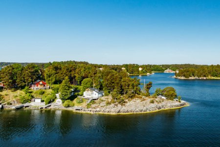 Blick auf die Stockholmer Schären in der Ostsee. Sommermorgen.