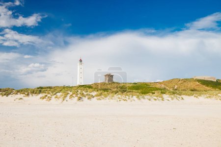 Leuchtturm und bunker in den sanddünen am strand von blavand, jütland dänemark europa