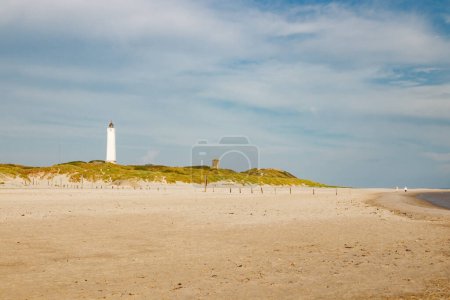 Phare et bunker dans les dunes de sable sur la plage de Blavand, Jutland Danemark Europe

