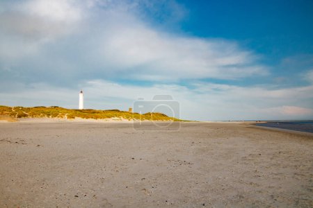 Leuchtturm und bunker in den sanddünen am strand von blavand, jütland dänemark europa