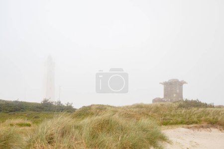 Phare et bunker dans les dunes de sable sur la plage de Blavand dans le brouillard, Jutland Danemark Europe