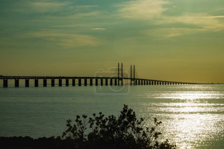 Foto de Puente Oresund al atardecer, entre Suecia y Dinamarca, Malmo - Imagen libre de derechos