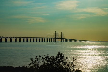 Foto de Puente Oresund al atardecer, entre Suecia y Dinamarca, Malmo - Imagen libre de derechos