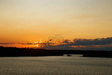 Magischer Sonnenuntergang über dem Finnischen Meerbusen, der Ostsee. Blick vom Schiff