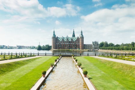 Vista del castillo Frederiksborg con parque en Hillerod, Dinamarca