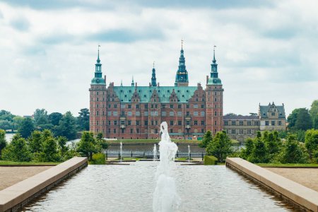 Vista del castillo Frederiksborg con parque en Hillerod, Dinamarca