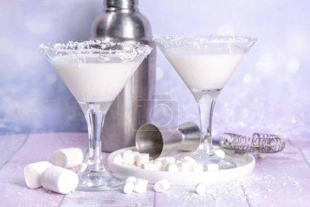 Téléchargez les photos : Martini Cottontail, doux cocktail d'alcool de martini blanc, avec guimauve, flocons de guimauve - en image libre de droit