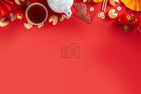 Foto de Año nuevo chino fondo. Aplanado rojo y amarillo dorado con decoración tradicional china de año nuevo, sobres con deseos, monedas de oro, abanicos, linternas chinas, naranjas y té - Imagen libre de derechos