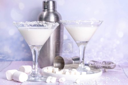 Téléchargez les photos : Martini Cottontail, doux cocktail d'alcool de martini blanc, avec guimauve, flocons de guimauve - en image libre de droit