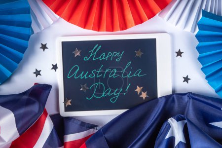 Foto de Tarjeta de felicitación del Día de Australia Fondo con bandera australiana, estrellas de plata, con texto Feliz Día de Australia, papel rojo, azul, decoración blanca, sobre el espacio de copia de fondo blanco - Imagen libre de derechos