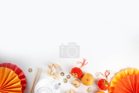 Foto de Año nuevo chino fondo. Aplanado rojo y amarillo dorado con decoración tradicional china de año nuevo, sobres con deseos, monedas de oro, abanicos, linternas chinas, naranjas y té - Imagen libre de derechos