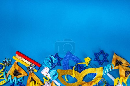 Téléchargez les photos : Noël juif Pourim carte de voeux fond, printemps juif commencer vacances carnaval plat laïc avec des masques traditionnels de carnaval, hochet, cadeaux et biscuit hamantaschen sur fond coloré - en image libre de droit