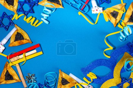 Téléchargez les photos : Jewish holiday Purim greeting card background, jewish spring start holiday carnival flat lay with traditional carnival masks, rattle, gifts and hamantaschen cookie on colorful background - en image libre de droit