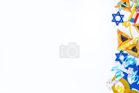 Téléchargez les photos : Jewish holiday Purim greeting card background, jewish spring start holiday carnival flat lay with traditional carnival masks, rattle, gifts and hamantaschen cookie on white background - en image libre de droit