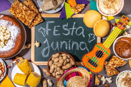 Fiesta tradicional de verano de Junina Festival de Carnaval de Comida. Tradicional brasileña Festa Junina platos y bocadillos palomitas de maíz, cacahuetes, pastel de maíz, frijoles, galletas, pacoca, con decoración navideña y accesorios