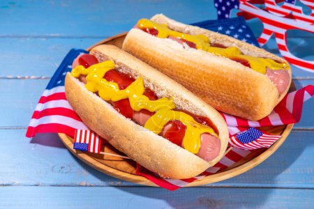 USA Pique-nique patriotique hot dogs de vacances. Hot dog patriotique américain sur plaque de bois, avec drapeau américain. Célébration de la fête de l'indépendance le 4 juillet, commémoration ou fête des anciens combattants