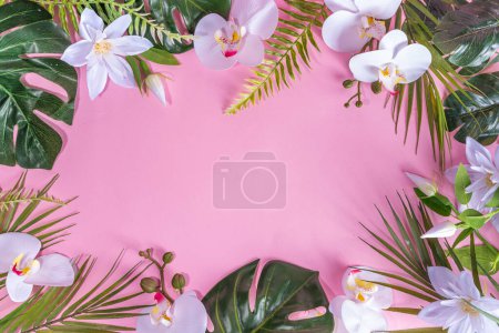 Foto de Color rosa vacaciones de verano, viajes y vacaciones de verano de fondo. Plancha rosa brillante con hojas y flores tropicales, conchas de mar, estrellas de mar, chanclas, sombrero, accesorios de playa, espacio de copia de vista superior - Imagen libre de derechos