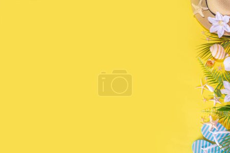 Téléchargez les photos : Tendance électrique jaune vacances d'été, Voyage et vacances d'été fond. Flacon lumineux avec feuilles tropicales, fleurs, coquillages, étoiles de mer, tongs, chapeau, accessoires de plage, espace de copie vue du dessus - en image libre de droit