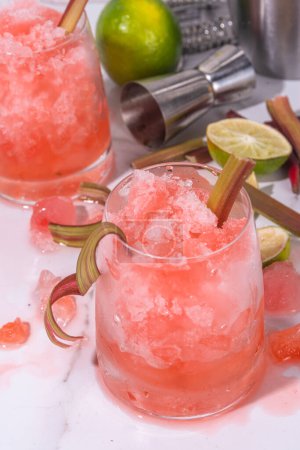 Erfrischender Sommer-Rhabarber-Saure-Fizz-Cocktail, gefrorener Fizz-Cocktail, süßer Rhabarber-Matschig mit Sirup, Rum und Champagner. Erfrischender kalter und gesunder Sommercocktail