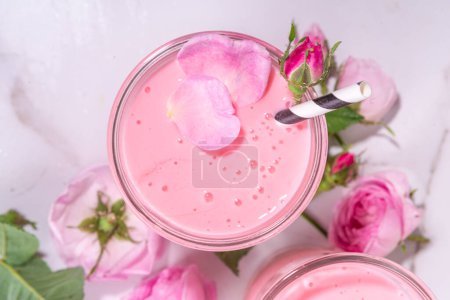 Foto de Rosa batido de flores, asiática Luna bebida de leche. Cóctel rosa matcha con pétalos de rosa. - Imagen libre de derechos