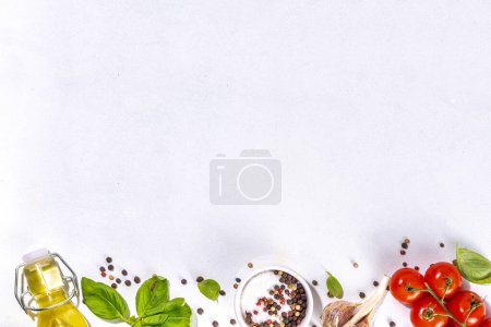 Téléchargez les photos : Fond de cuisine blanc avec des ingrédients méditerranéens italiens de cuisson utiles tomates, feuilles de basilic, légumes verts, huile d'olive, sel, poivre, ail, plat laïc blanc table top view copy space - en image libre de droit