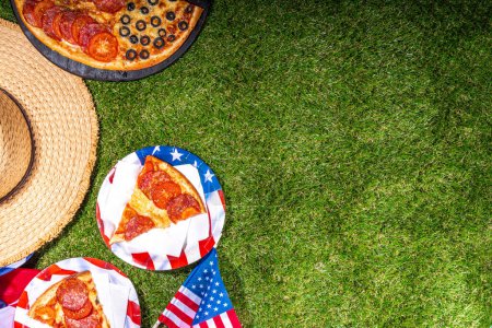 4 juillet fête pizza fête, 4 juillet, fête de l'indépendance patriotique nourriture festive et pique-nique. Pepperoni, tomate et pizza aux olives noires avec beaucoup de mozzarella, sous forme de drapeau américain
