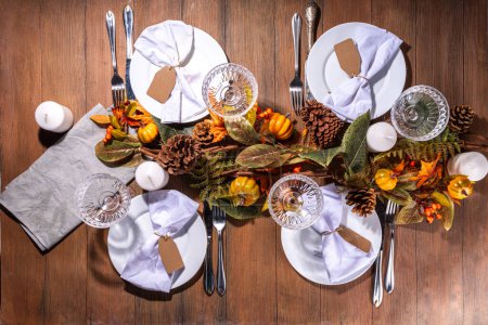 Téléchargez les photos : Thanksgiving table de fête familiale avec assiettes, couverts, verres, plats traditionnels dinde ou poulet cuit au four, tarte à la citrouille, fruits, purée de pommes de terre, haricots verts, fond en bois - en image libre de droit