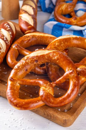 Foto de Pretzels bavarianos caseros en la mesa de la cocina, Oktoberfest tradicional, bavarian, pan de pan de lejía de desayuno alemán - Imagen libre de derechos