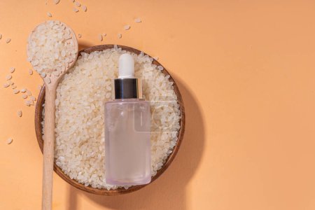 Reiswasser Bio-Kosmetik, Schönheitspflege. Natürliche fermentierte Reiscreme, Serum, Körperbehandlung, Shampoo, Conditioner-Flaschen mit Reiskorn und Badegeschirr kopieren Raum