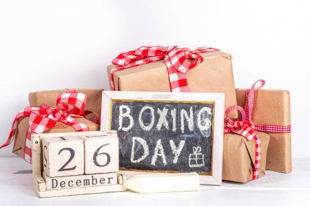 Téléchargez les photos : Boxe vente jour fond promotion saisonnière. Divers cadeaux boîte cadeau avec ruban, avec cadre d'inscription Jour de boxe, calendrier en bois bloc, papier d'emballage de vacances, décor de Noël, rubans - en image libre de droit