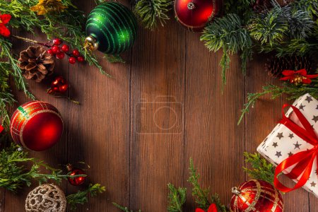 Téléchargez les photos : Arrière-plan de Noël et Nouvel An de haute couleur avec branches d'arbre de Noël, sapin épicéa, boules, décor et fleurs de Noël, espace de copie vue du dessus - en image libre de droit