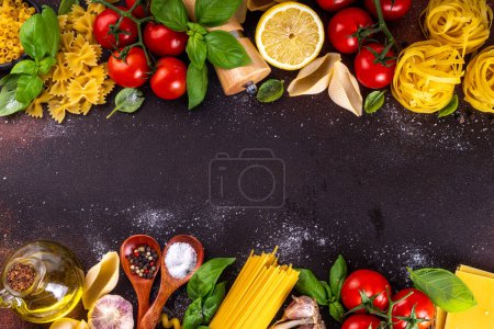 Téléchargez les photos : Diverses pâtes avec des épices et des ingrédients pour la cuisson. Préparation dîner, déjeuner fond de basilic frais, tomates, épices, ail et différentes sortes et types de pâtes italiennes méditerranéennes - en image libre de droit