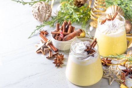 Cremiger hausgemachter Eierpudding, Musse-Dessert in Gläsern, mit Schlagsahne und Gewürzen, süßes, traditionelles Weihnachtsdessert