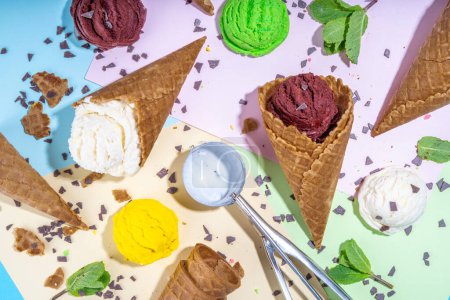 Téléchargez les photos : Collection of bright ice cream in waffle cones, Set of various flavor ice cream on colorful background flatlay copy space - en image libre de droit