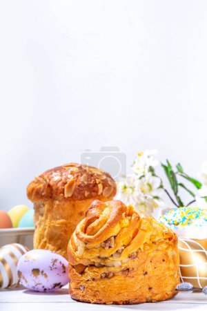 Ostern Hintergrund mit Backen Cruffin Pandoro Pannetone Kuchen, mit bunt bemalten Ostereiern. Frohe Ostern Grußkarte Hintergrund
