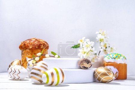 Fond blanc de Pâques pour l'affichage des produits, avec podiums de piédestaux ronds blancs, stands, panettone de cuisson de dessert de Pâques et oeufs de Pâques colorés