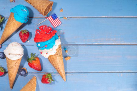 Foto de Bolas de helado rojas, blancas y azules. Patria EE.UU. helado de piruletas para julio 4 fiesta o picnic barbacoa, sabroso postre de verano con sabores a bayas de fruta, con conos de gofre - Imagen libre de derechos