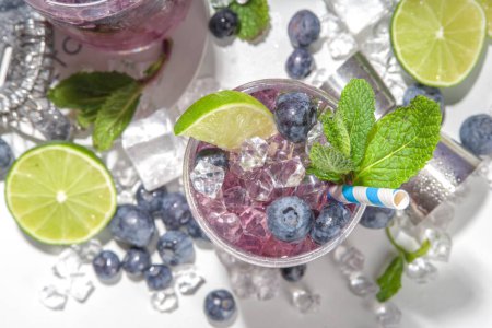 Sommerkühlgetränk Blaubeere Zitrusfrüchte, Eisbeermojito-Limonade-Cocktail mit Blaubeeren, Minze und Limette