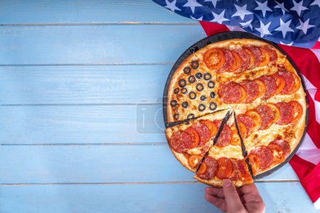 4 juillet fête pizza fête, 4 juillet, fête de l'indépendance patriotique nourriture festive et pique-nique. Pepperoni, tomate et pizza aux olives noires avec beaucoup de mozzarella, sous forme de drapeau américain