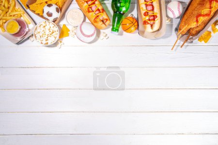 Traditionelle Sportstadion Lebensmittel und Bier Hintergrund, Set von verschiedenen Baseball, Basketball, Fußballfans und Stadion-Snacks, Chips, Soßen, Hot Dogs mit Bierflaschen und Fan-Accessoires 