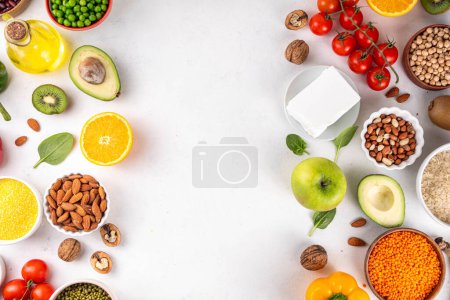 Portfolio Dieta, la reducción equilibrada de los alimentos veganos colesterol, incluyendo frutos secos, proteínas vegetales, esteroles vegetales, fibra viscosa, frijoles, legumbres, verduras frescas y frutas en el espacio de copia de fondo blanco