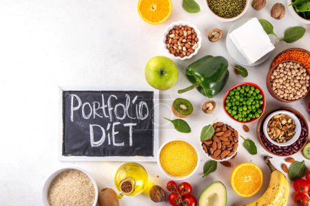 Portfolio Ernährung, ausgewogene Senkung des Cholesterinspiegels vegane Lebensmittel, einschließlich Nüsse, pflanzliches Protein, pflanzliche Sterole, zähflüssige Ballaststoffe, Bohnen, Hülsenfrüchte, frisches Gemüse und Obst auf weißem Hintergrund Kopierraum