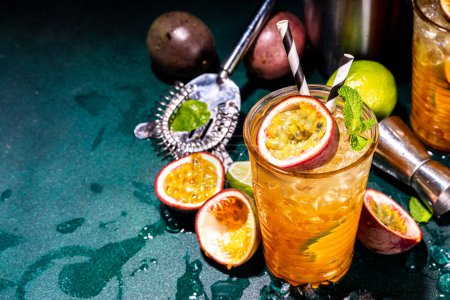 Süßer farbenfroher tropischer Cocktail mit Passionsfrucht, Limette und Minze. Lange alkoholische Passionsfruchtgetränke über dunklem Hintergrund